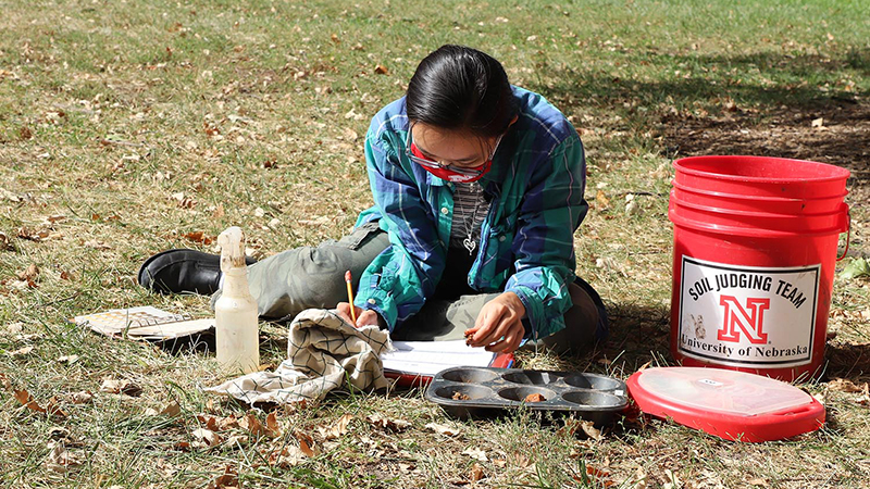  Phuong Minh Tu Le makes notes about her soil texture and color