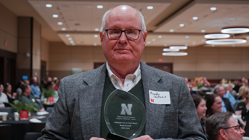Randy Stutheit accepts Alumni Award