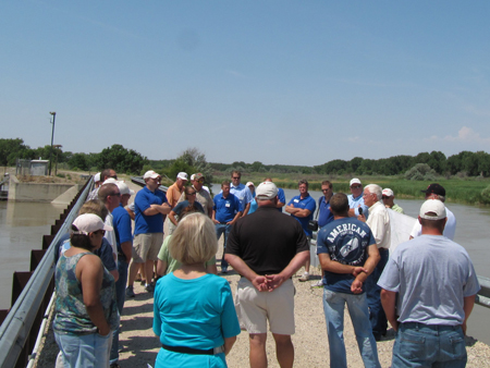 – Water Leaders Academy participants listen to  John Lawson, US Bureau of Reclamation (retired), describe the Whalen Diversion Dam on the Platte River