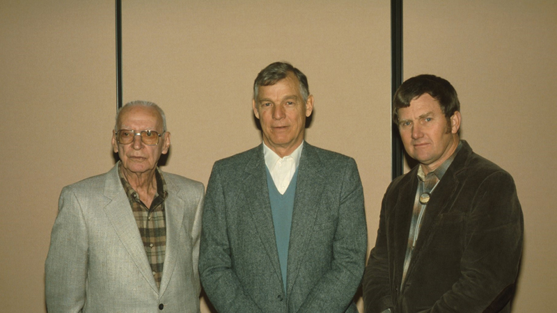  Robert Thomas (center)